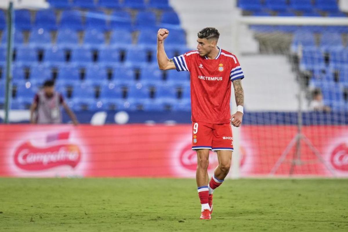 Roberto Fernández celebra su sexto gol