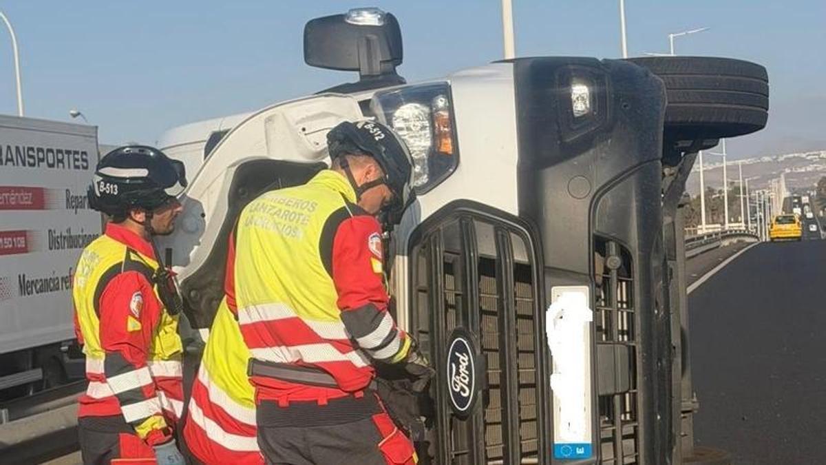 Bomberos del Consorcio de Seguridad y Emergencias de Lanzarote, este lunes, junto a la furgoneta volcada en la autovía entre Arrecife y Playa Honda, a la altura de El Cable