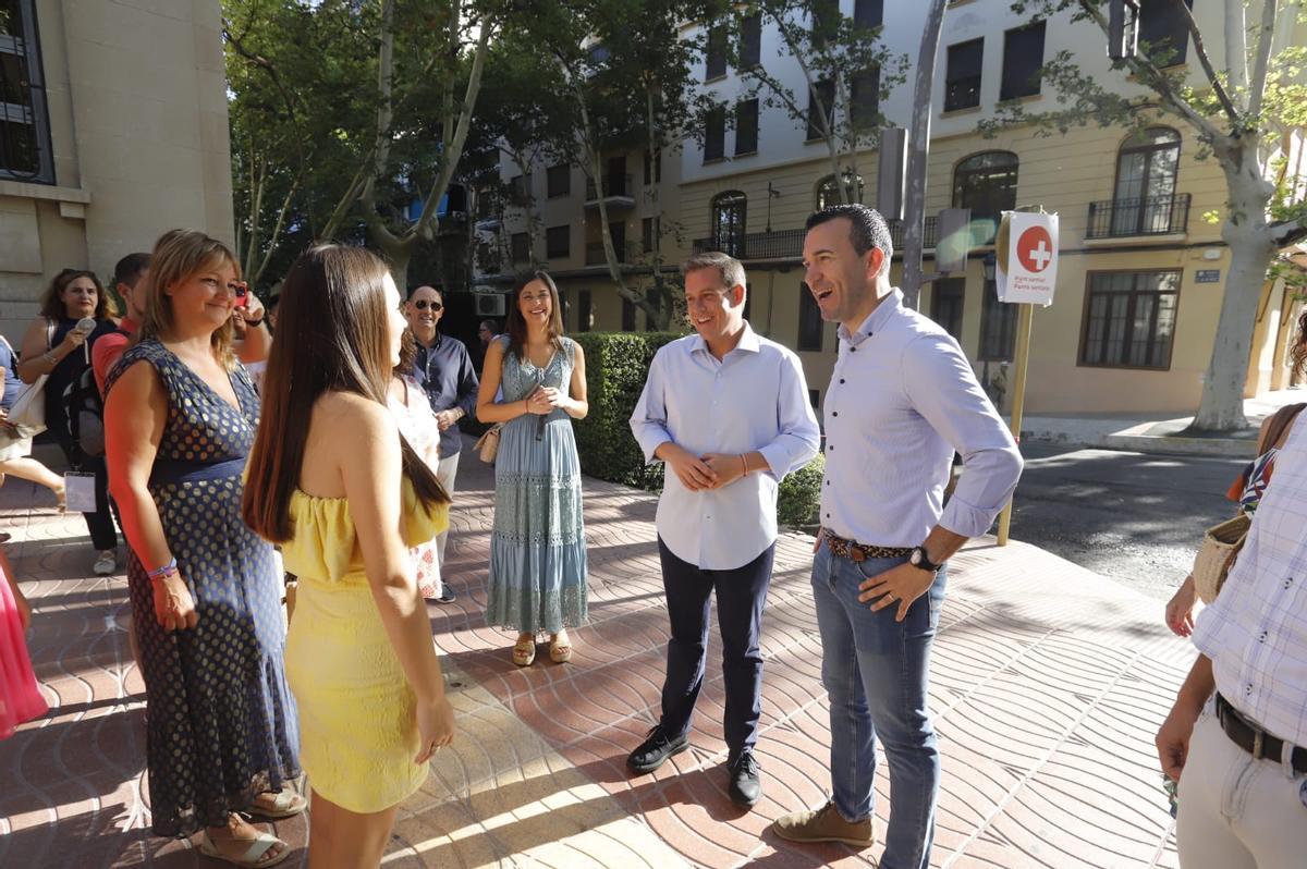 El presidente de la diputación saluda a la Reina de la Fira, junto al alcalde de Xàtiva.