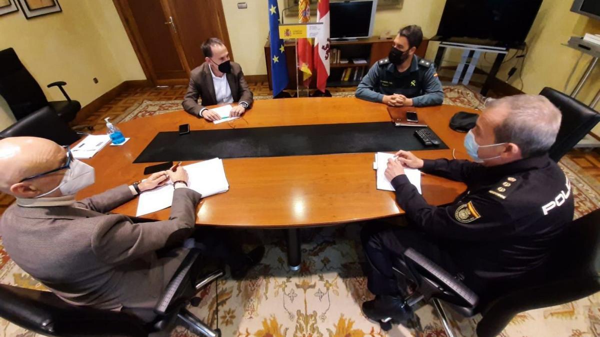 Reunión del subdelegado del Gobierno con mandos de la Policía Nacional y Guardia Civil.
