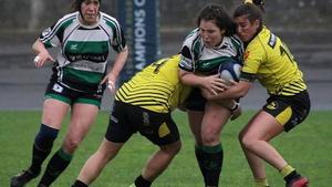 La presidenta de la Federación Navarra de Rugby, María Urtasun, trata de avanzar con el oval.