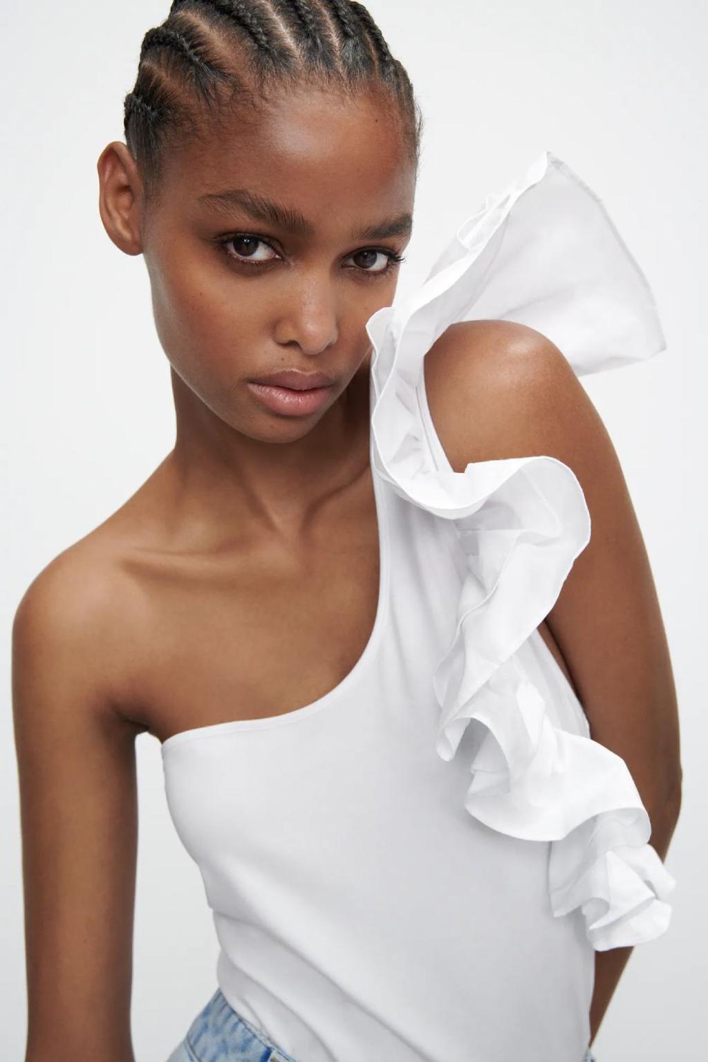 El body volantazo de Zara en blanco