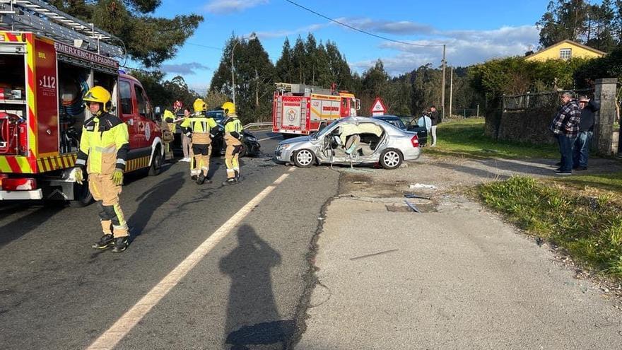 Herido un hombre, que tuvo que ser excarcelado, tras la colisión de dos vehículos en Rois