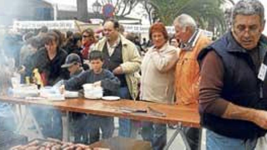 La Casa Argentina se ocupó de la torrada de carne, en la que no faltaron los típicos choripanes.