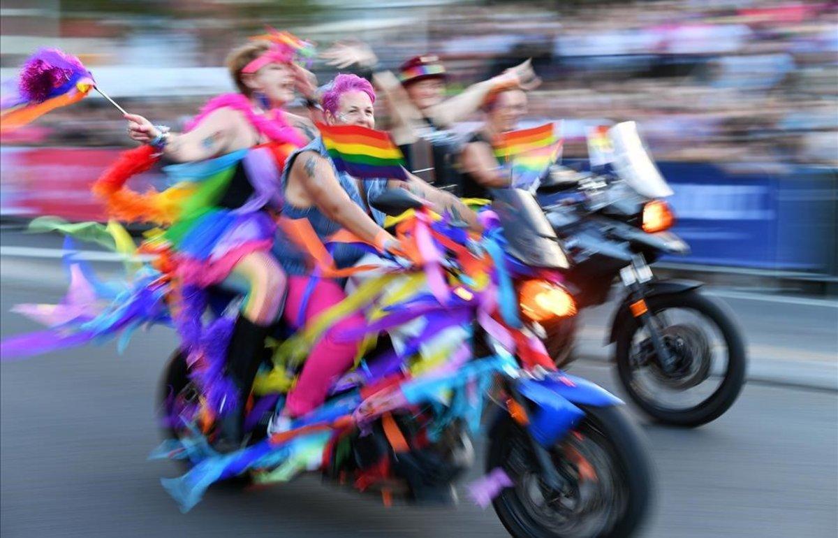 Participantes en motocicletas durante el desfile anual de gays y lesbianas de Mardi Gras en Sydney.