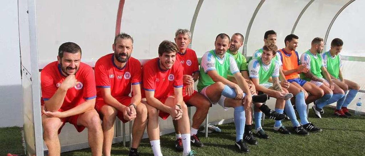 Fernando Currás, a la izquierda, con el cuerpo técnico y algunos jugadores. // Iñaki Osorio