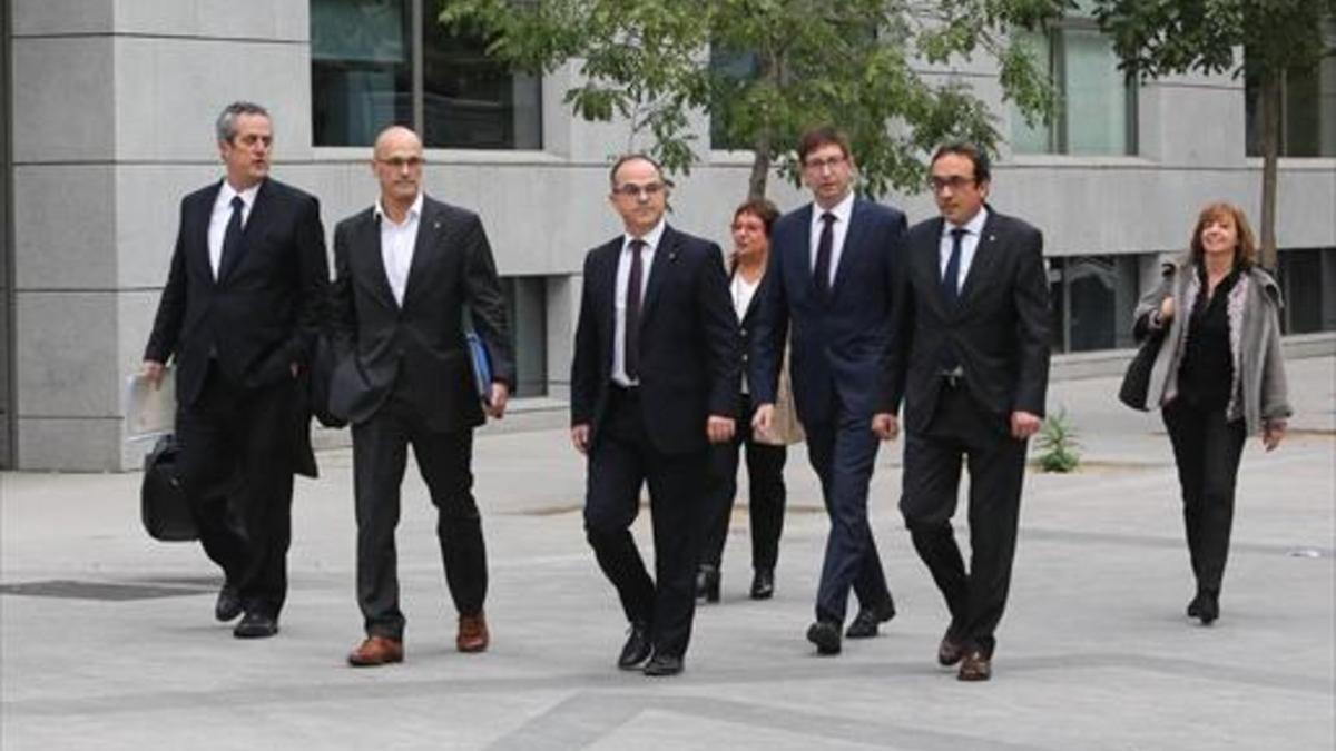 De izquierda a derecha, Joaquim Forn, Raül Romeva, Jordi Turull, Dolors Bassa, Carles Mundó, Josep Rull y Meritxell Borràs llegan, ayer, a la Audiencia Nacional.