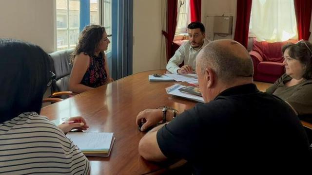 Miembros del gobierno bipartito, en una reunión de trabajo.