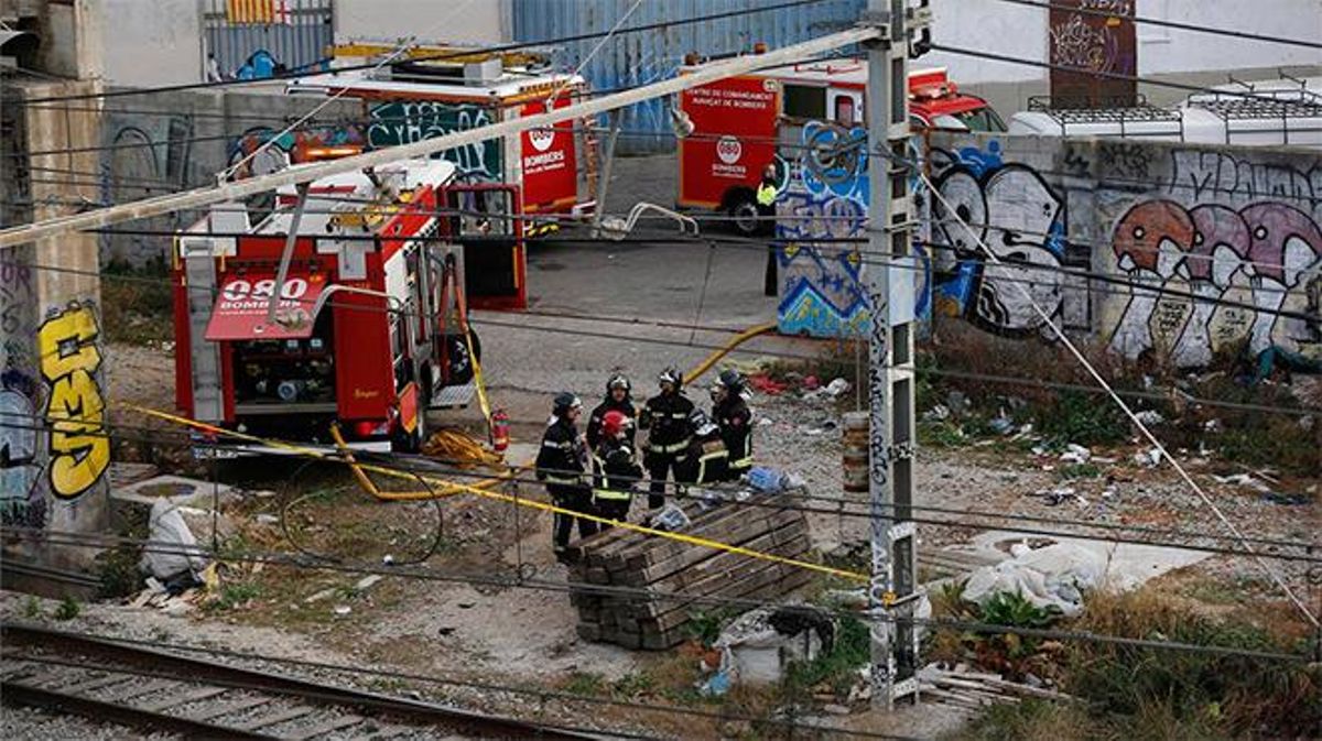 Per un incendi en les escombraries acumulades en una estació entre Arc de Triomf i el Clot