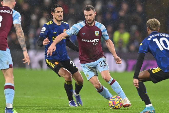 Erik Pieters sigue con una lesión grave de rodilla. Era el lateral izquierdo del Burnley