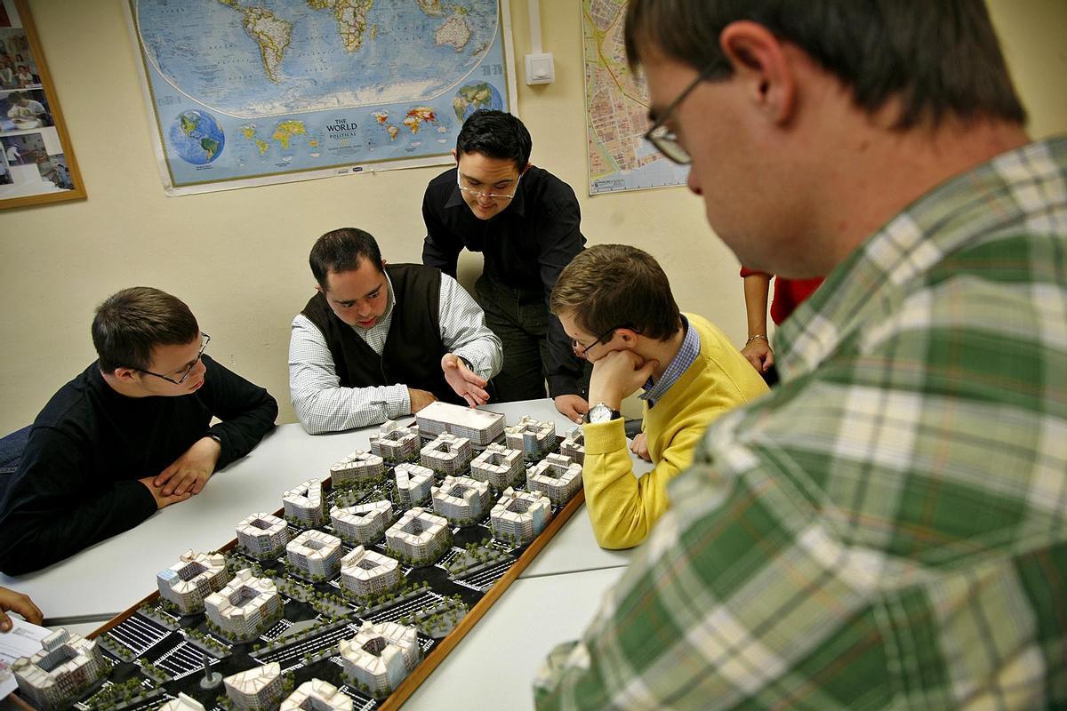 Imagen de archivo de un grupo de chicos con Síndrome de Down.