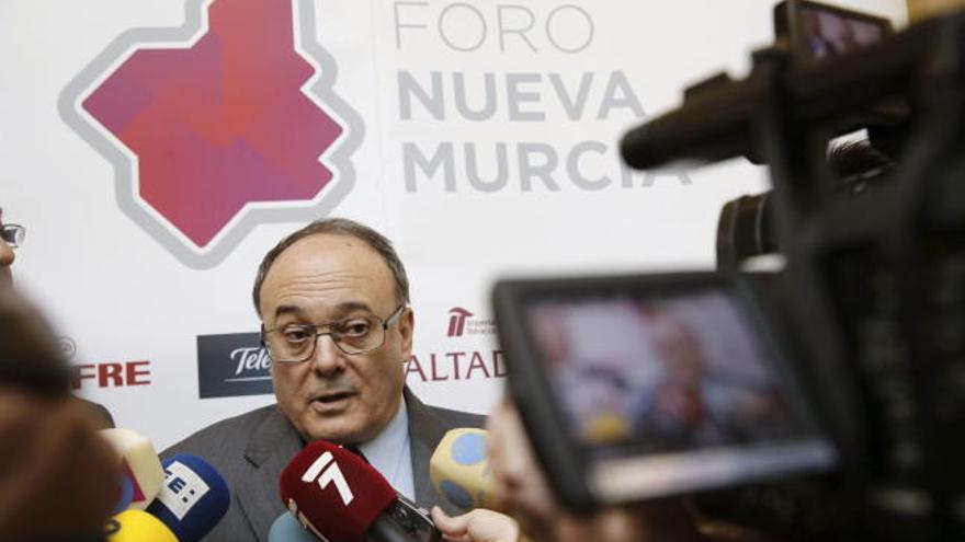 El gobernador del Banco de España, Luis María Linde, antes de la conferencia-coloquio del Foro Nueva Murcia