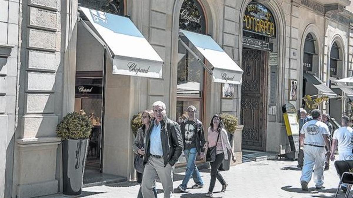 Unos viandantes pasan ante el escaparate de la joyería Chopard en Barcelona, el pasado lunes.