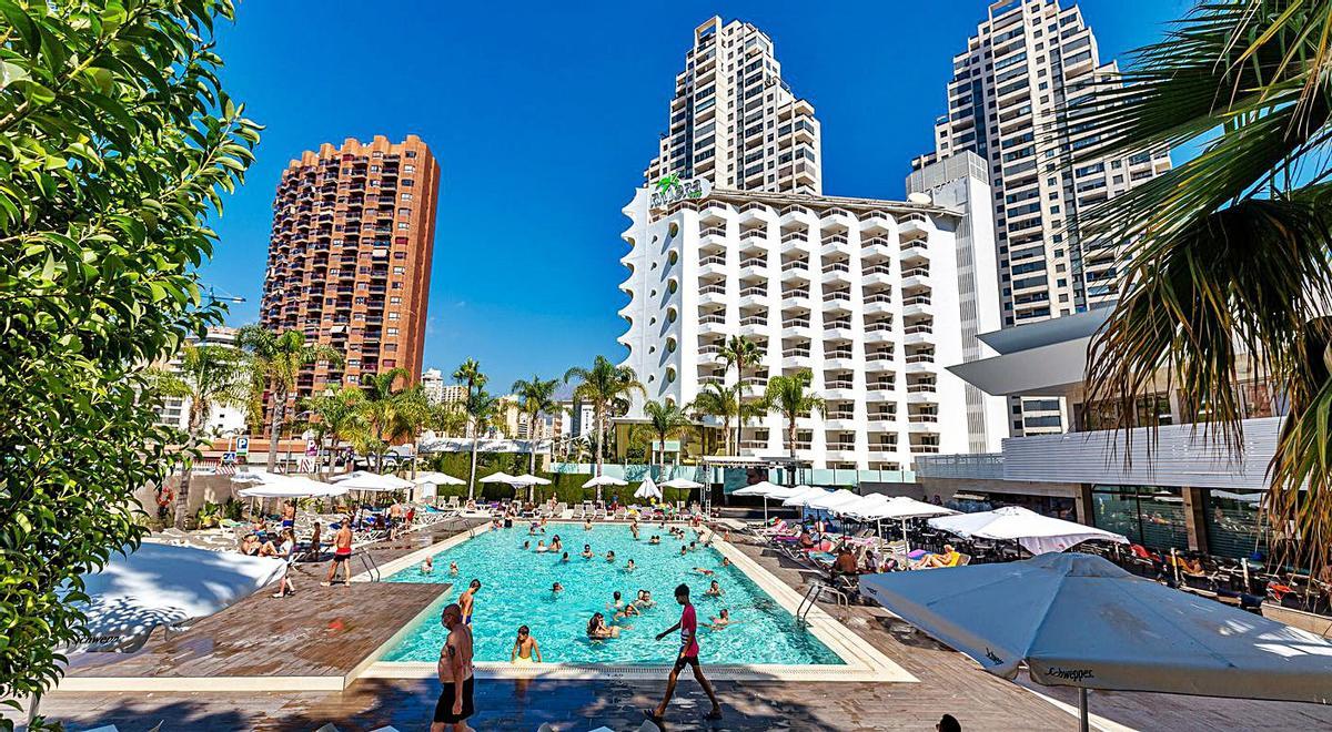 Turistas españoles en la piscina de un hotel de Benidorm ayer por la mañana. | DAVID REVENGA