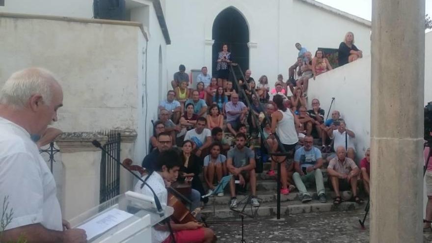 Un instante del acto de homenaje celebrado ayer en el cementerio de Calvià vila.