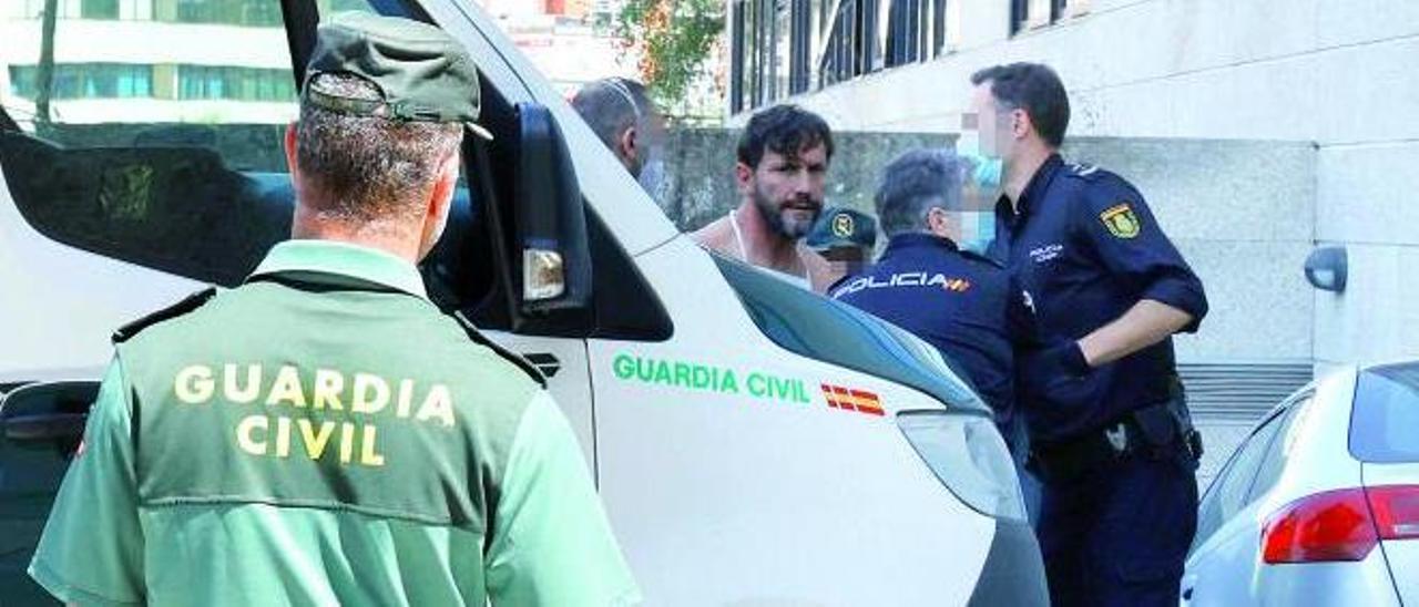 Roberto Domínguez, ayer, saliendo de los juzgados rodeado de agentes para ser trasladado a la prisión de A Lama. |   // FDV
