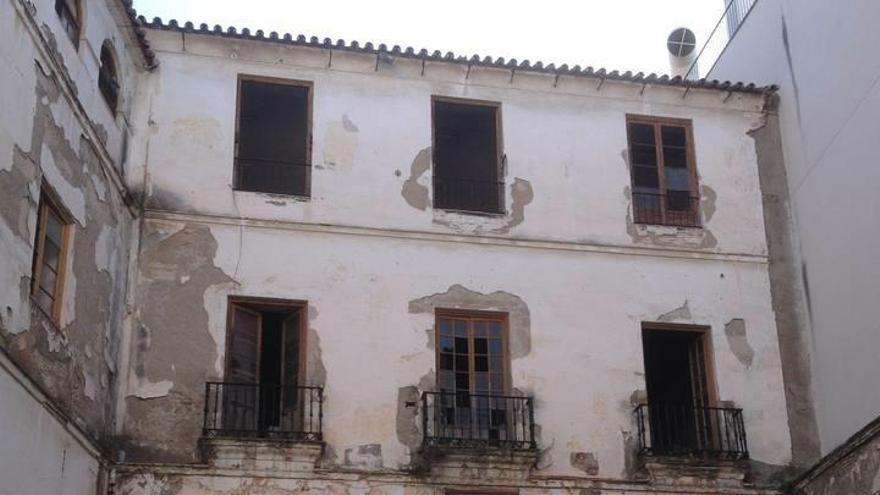 Una de las fachadas del antiguo colegio de San Agustín, en ruinas tras más de dos décadas de abandono.