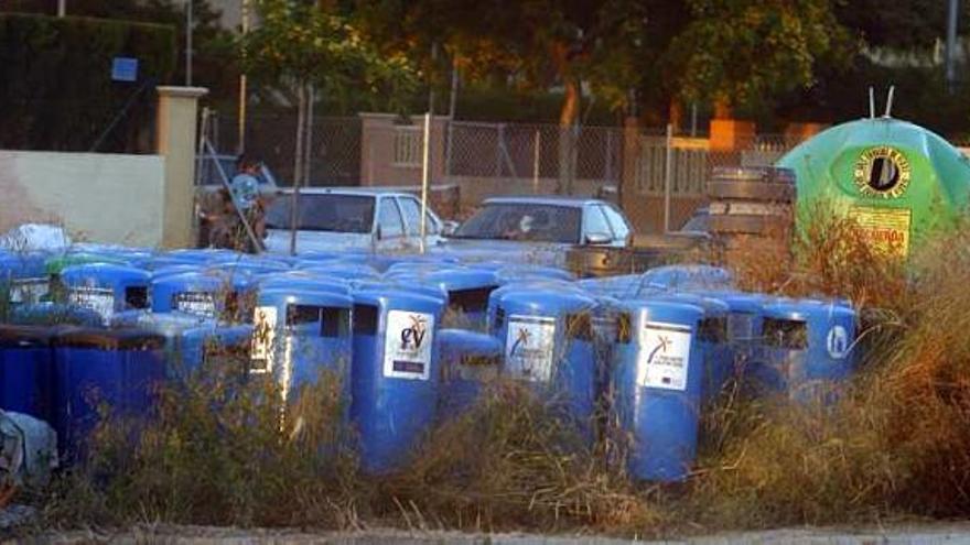 Una parte del solar donde se almacenan papeleras.