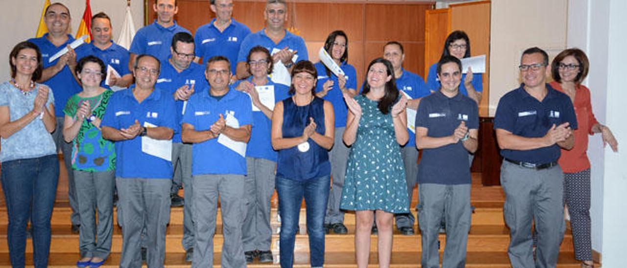 Participantes en el curso de domótica de Santa Lucía con la alcaldesa Dunia González, en el centro.