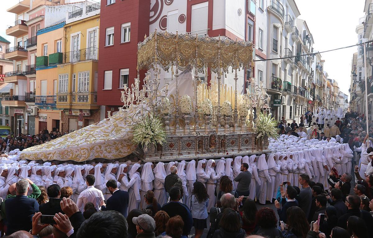 Un lateral del trono del Rocío en la salida procesional de 2016.