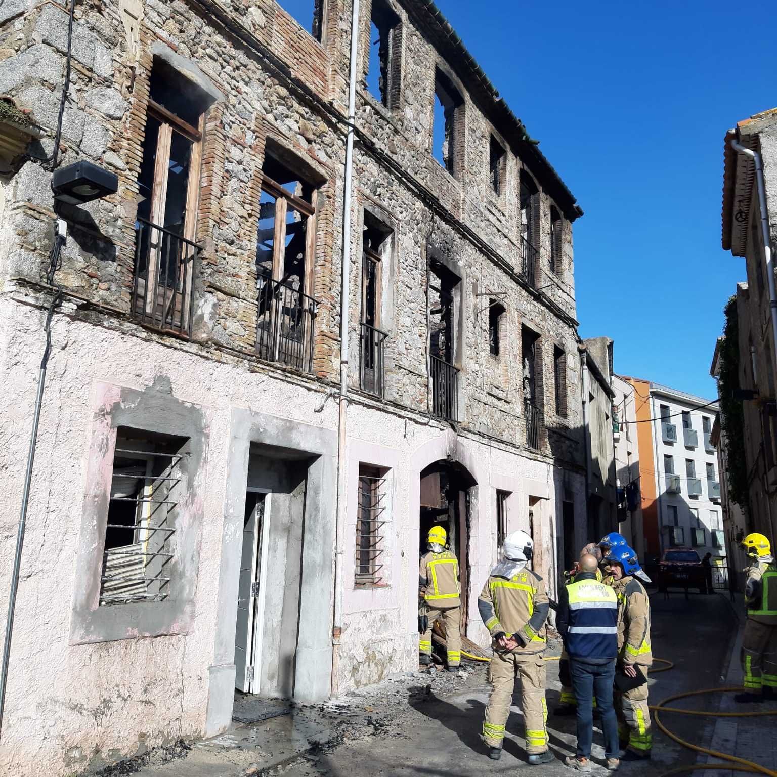 Els efectius d'emergència revisant l'estructura de l'edifici que ha cremat de matinada