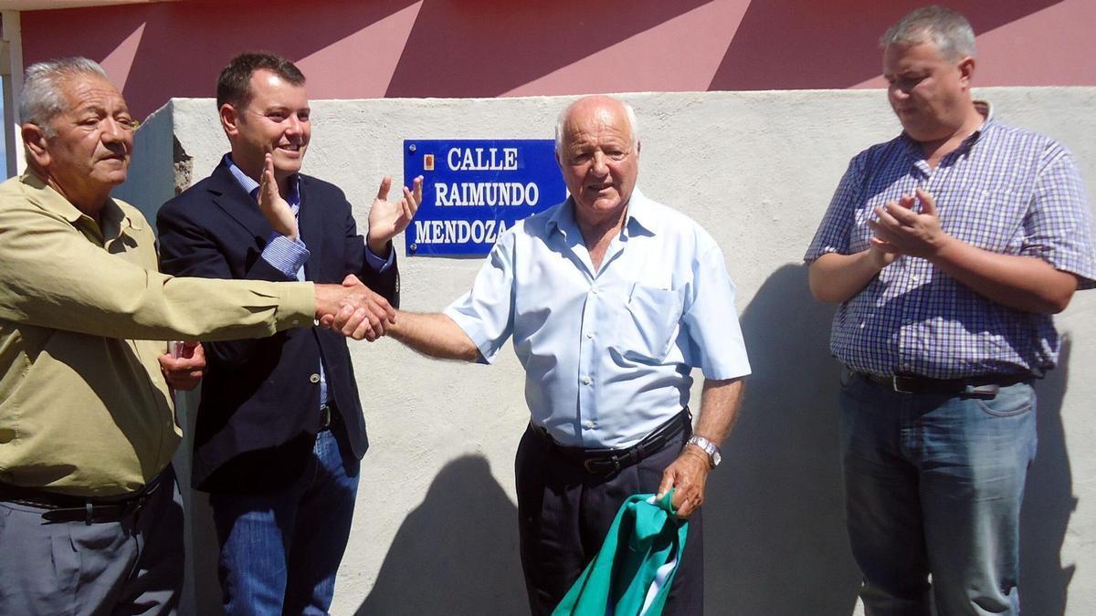 Raimundo Mendoza, en el centro junto a Teodoro Sosa