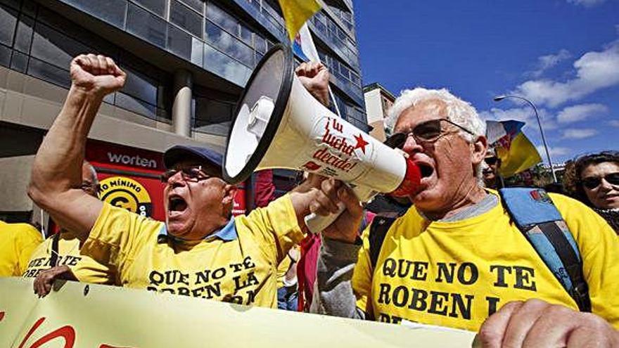 Pensionistas en plena protesta en Primero de Mayo, en Las Palmas de Gran Canaria.