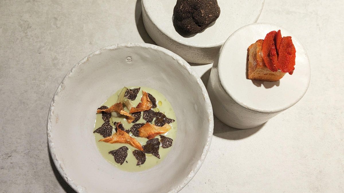 El homenaje de Ugo Chan a Guy Savoy: crema de alcachofa y 'brioche' de sashimi de erizo.