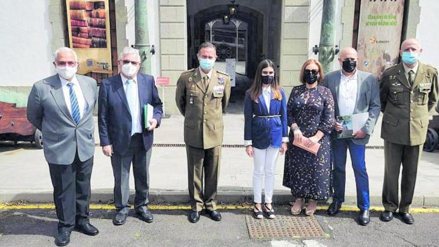 La alumna finalista del Premio, junto a sus padres, autoridades militares, el director del colegio y un profesor.