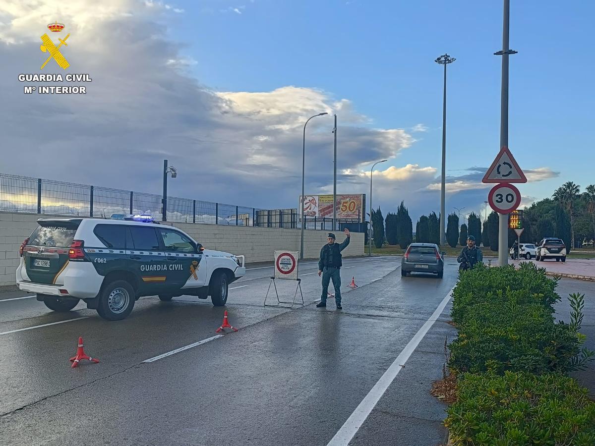 Controles de la Guardia Civil en los accesos a las grandes superficies comerciales.