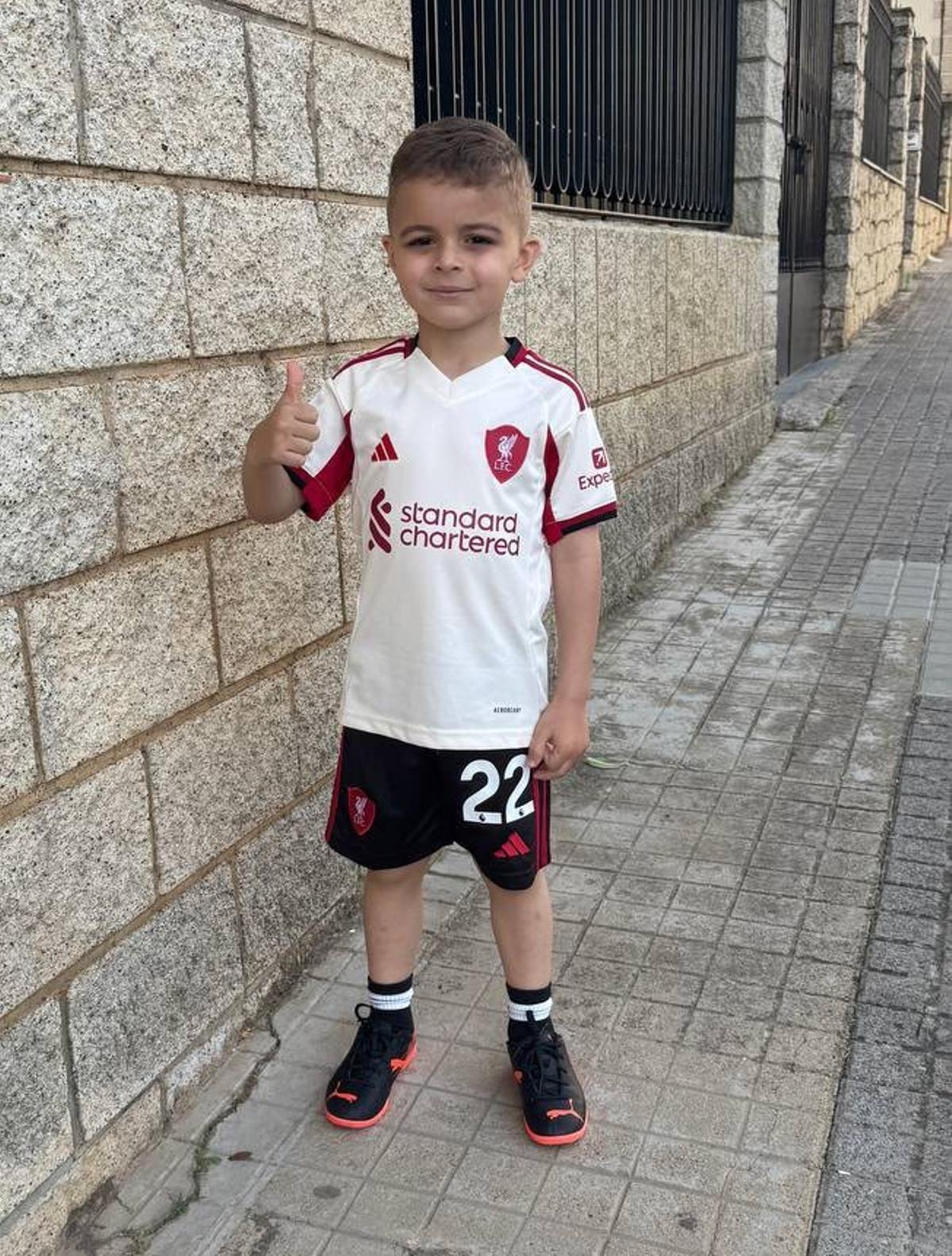 Diego, de cinco años, luce sonriente una equipación de fútbol.