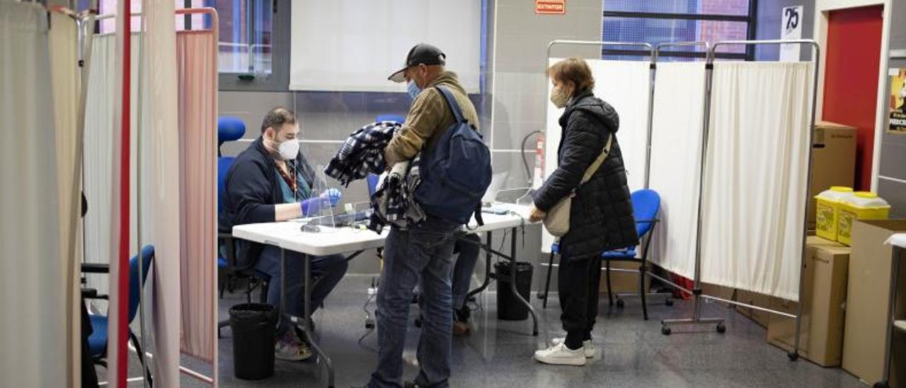 Usuarios registrándose para la tercera dosis de la vacuna en el centro de salud de Xàtiva. | PERALES IBORRA