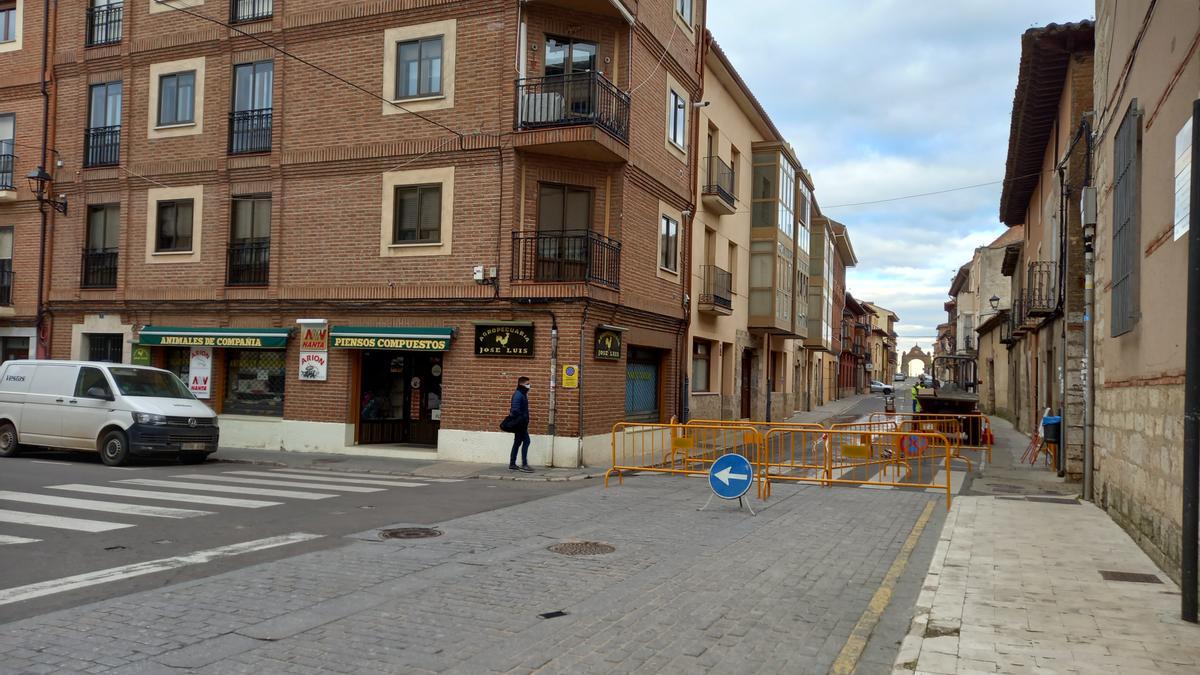 Cruce de Santa Catalina y Vicente González Calvo, dos calles afectadas por el corte de agua