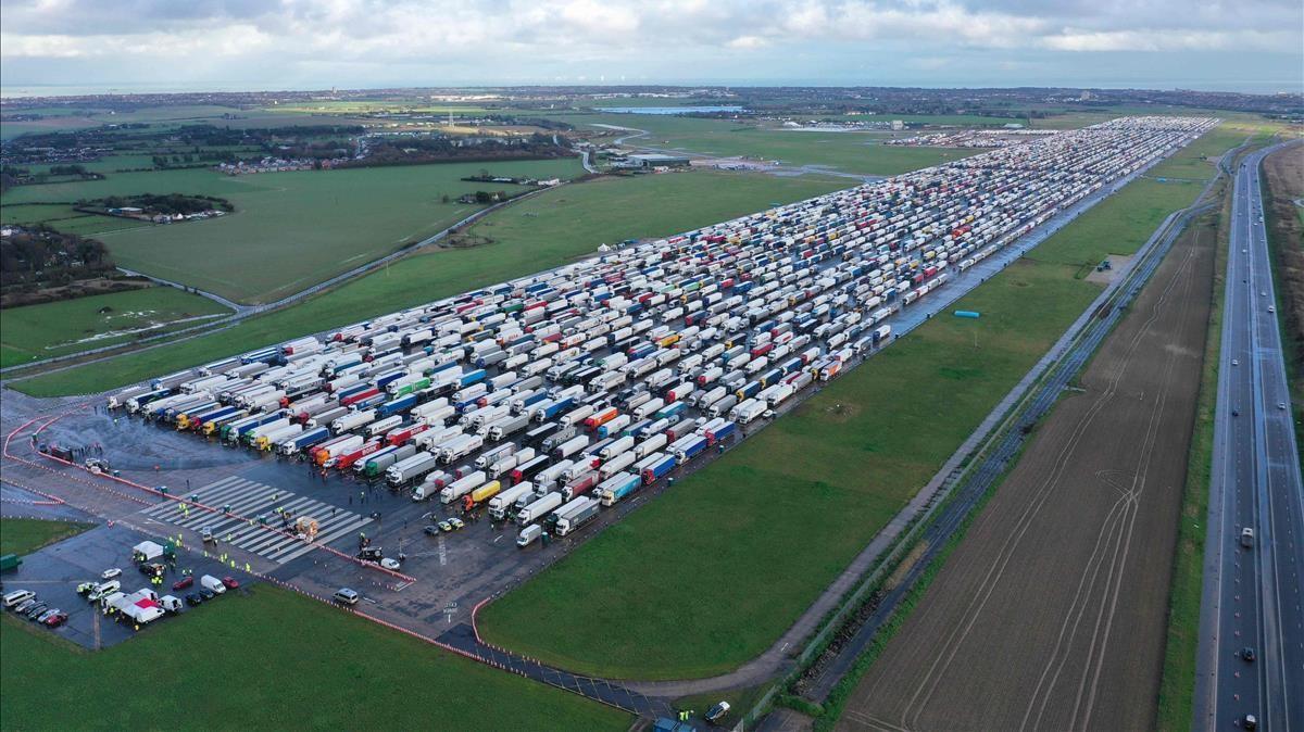 Los camiones de carga y los vehículos pesados de mercancías se apilan en el aeropuerto de Manston cerca de Ramsgate, al sureste de Inglaterra, el 23 de diciembre de 2020, donde el transporte de carga se desvió para esperar, después de que Francia cerró sus fronteras durante 48 horas para contener la propagación de una nueva cepa de coronavirus