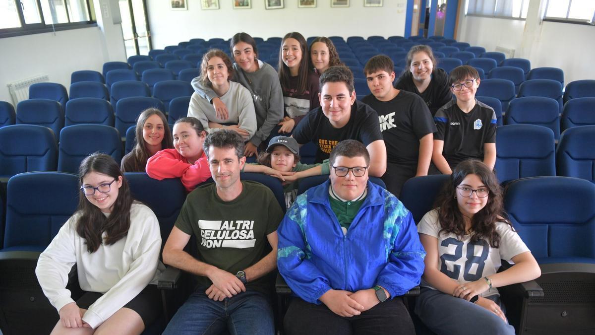 Os alumnos do Clube de Lingua do IES Rego de Trabe co profesor Pablo Cobas