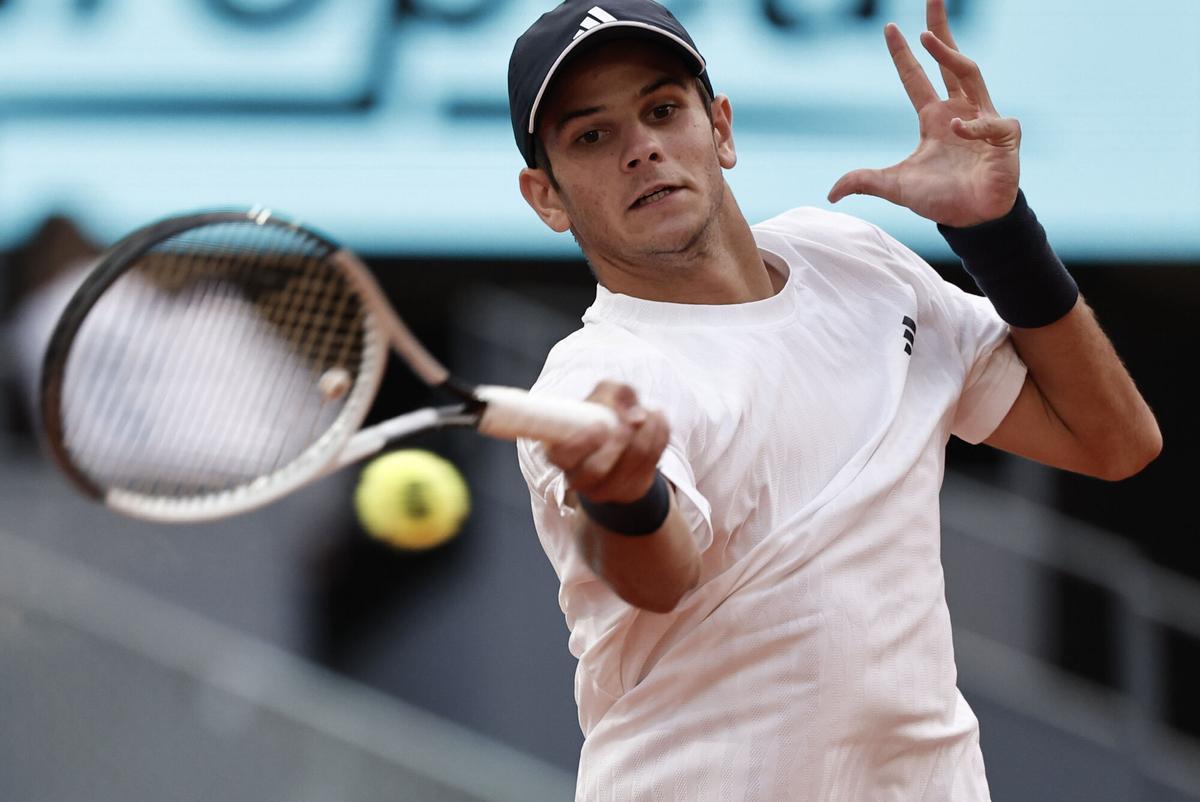 El tenista español Rafa Jódar ante el australiano Álex de Miñaur durante el partido de la ronda de 64 del Mutua Madrid Open, disputado este viernes en la Caja Mágica, en Madrid. EFE/ Sergio Pérez
