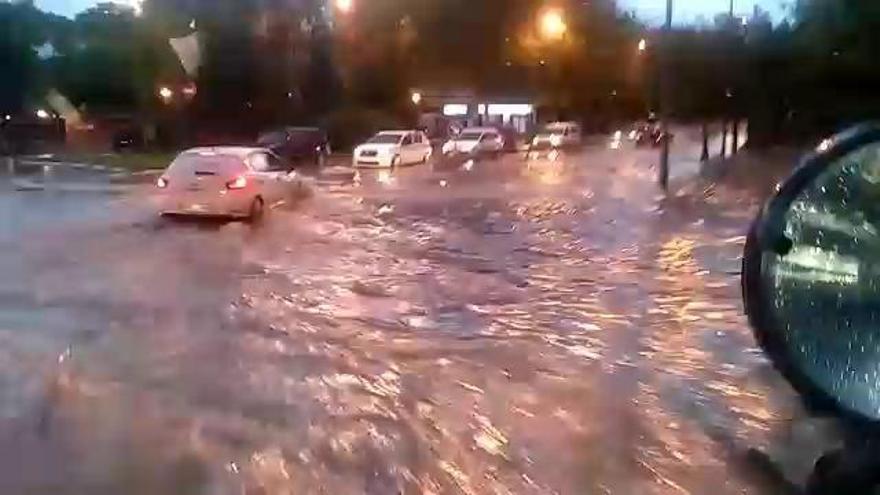 La lluvia anega calles en Alicante