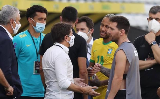 Messi y Neymar conversan con funcionarios de la agencia de salud brasileña.