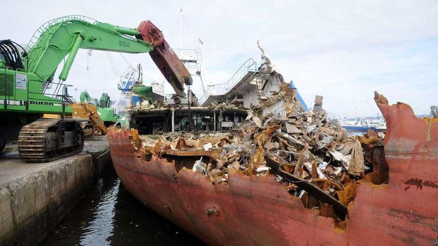 Momento del proceso de desguace de un barco en un puerto gallego. // Gustavo Santos