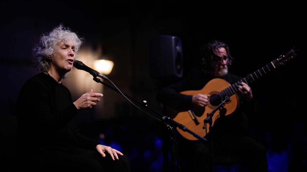 Mayte Martín (izquierda) y José Gálvez durante un recital.