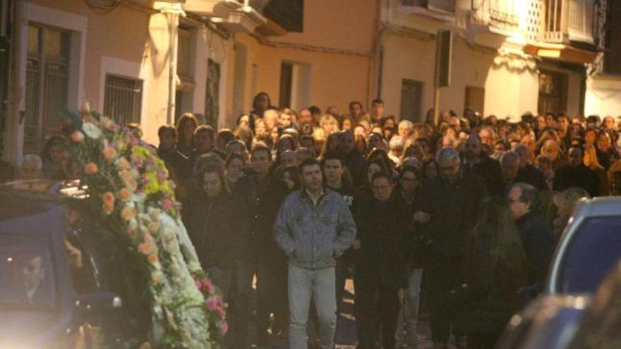 Cientos de personas acompañaron ayer a la familia       de la víctima en un multitudinario funeral, celebrado en Xàtiva.