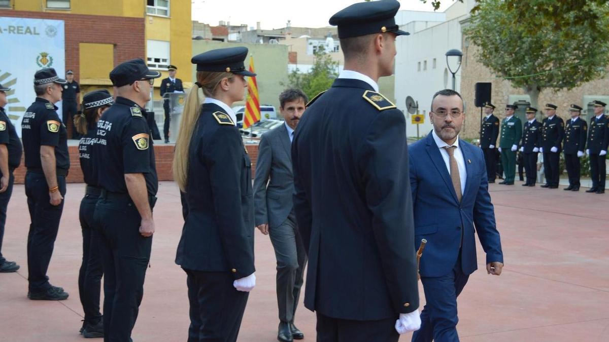 El alcade de Vila-real, José Benlloch, pasa revista a la plantilla de la Policía Local dyrante ñla fiesta del cuerpo municipal en honor a Sant Miquel.