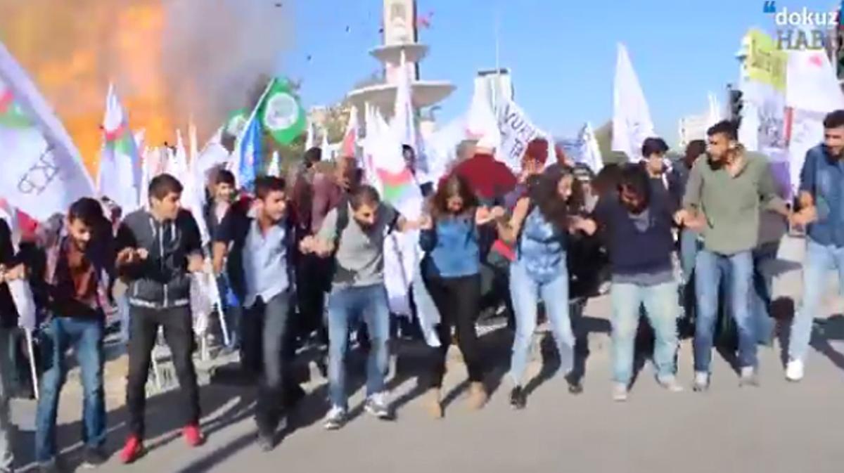 El momento de una de las explosiones durante la manifestación de Ankara.