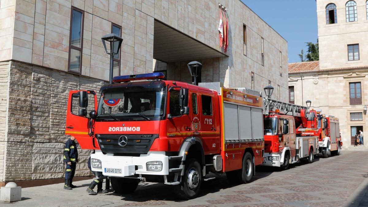Camiones de bomberos a las puertas de la Diputación de Zamora.