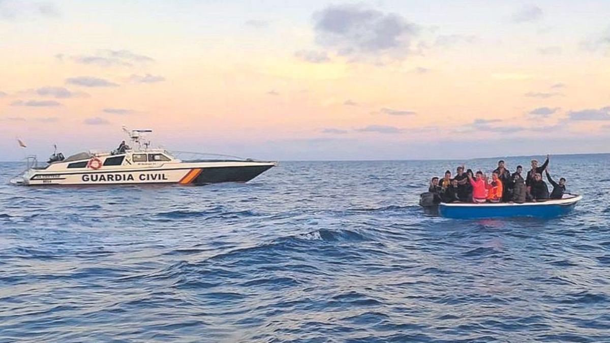 Una de las muchas pateras llegando a las islas, reciben la ayuda de la Guardia Civil.