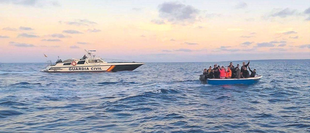 Una de las muchas pateras llegando a las islas, reciben la ayuda de la Guardia Civil.