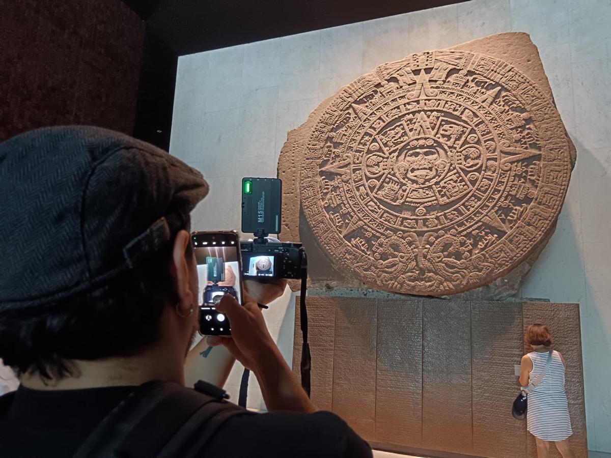 Un visitante fotografía la Piedra del Sol, pieza central del MNA.