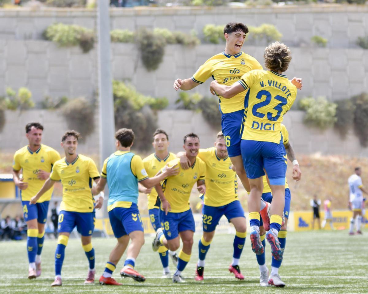 Valentín y Villote vuelan en la celebración del 2-1 de Kirian en la segunda parte.