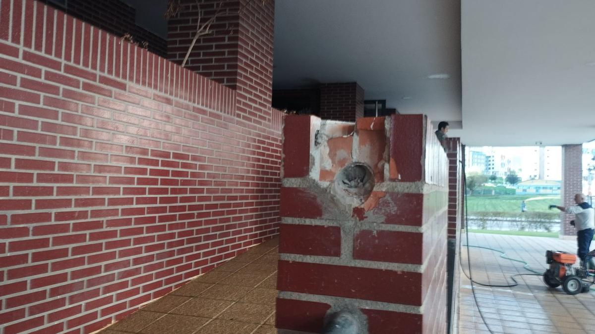 Daños por actos vandálicos en un portal de La Corredoria.