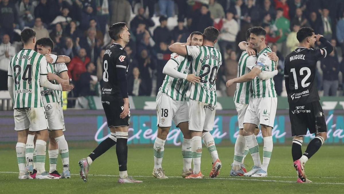 Los futbolistas del Córdoba CF celebran uno de sus goles ante el Burgos en El Arcángel.
